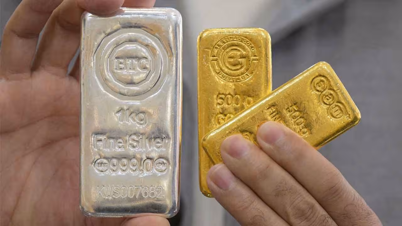 Gold And Silver Rates Today | స్వల్పంగా తగ్గిన బంగారం, వెండి ధరలు.. ఫ్యూచర్లలో తీవ్రమైన అస్థిరత..