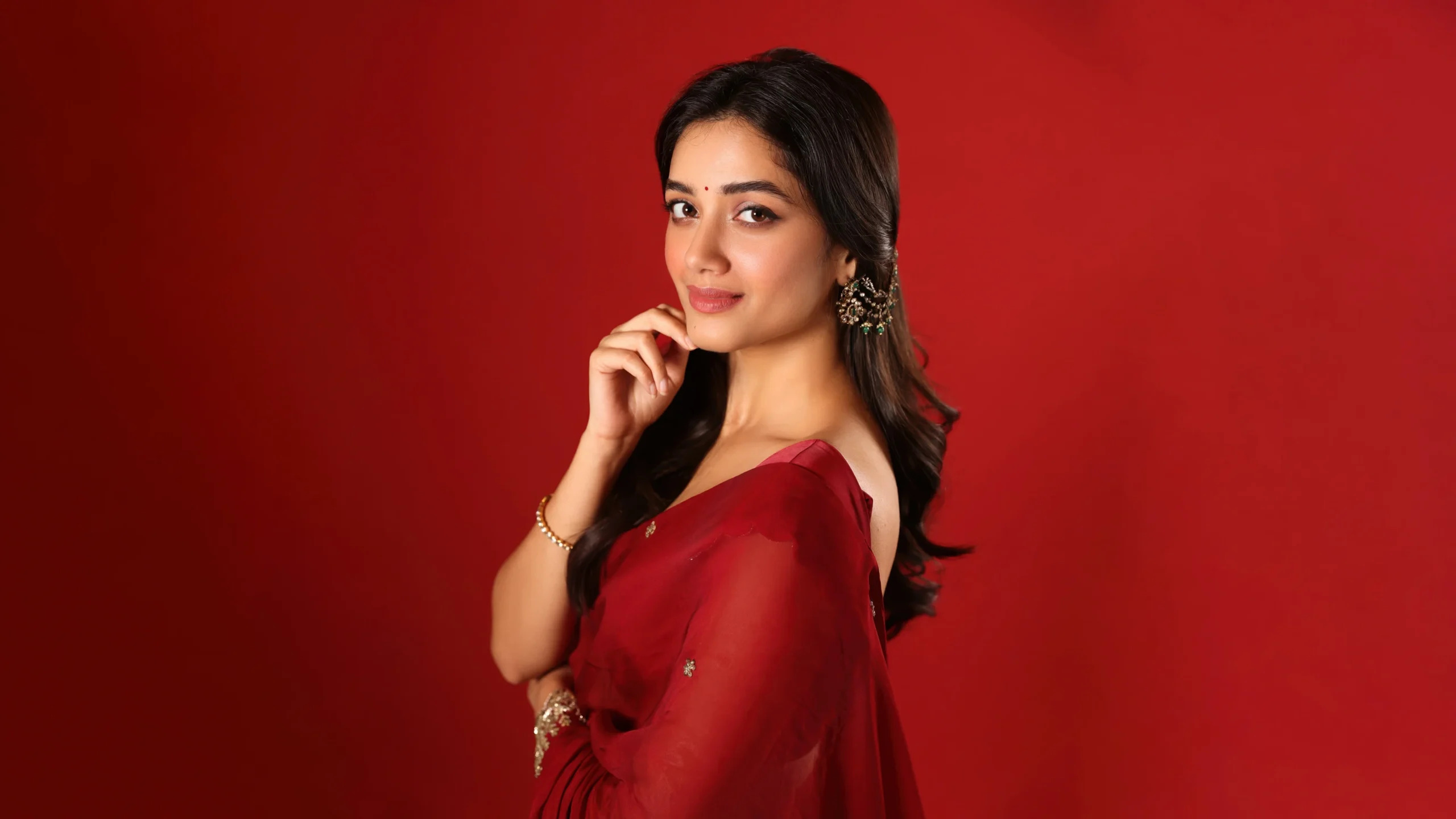 భాగ్యశ్రీ బోర్సే కూడా తెలుగులో ఓ మహిళా ప్రధాన సినిమాకు గ్రీన్సిగ్నల్ ఇచ్చింది. మద్యపాన నిషేధం నేపథ్యంలో ఈ మూవీ ఉండబోతున్నట్లు టాక్.