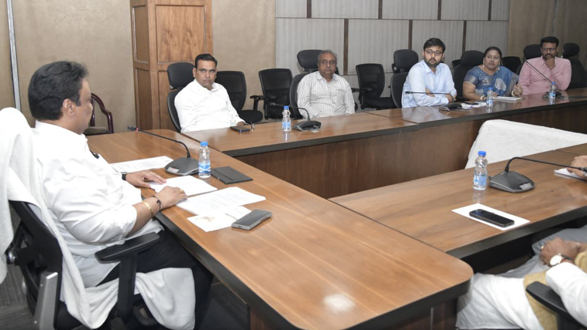 Telangana MPs Hold Key Meeting in Delhi Strategy Formulated to Raise Pending Issues in Lok Sabha
