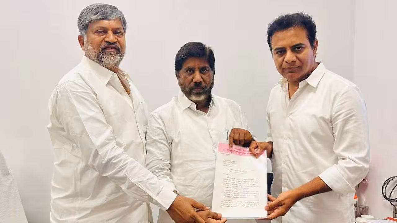 KTR | సిరిసిల్ల నేతన్నలను విద్యుత్ సంక్షోభం నుంచి కాపాడండి.. బ్యాక్ బిల్లింగ్ భారంతో ప్రమాదంలో వేలాది కుటుంబాల జీవనోపాధి: కేటీఆర్