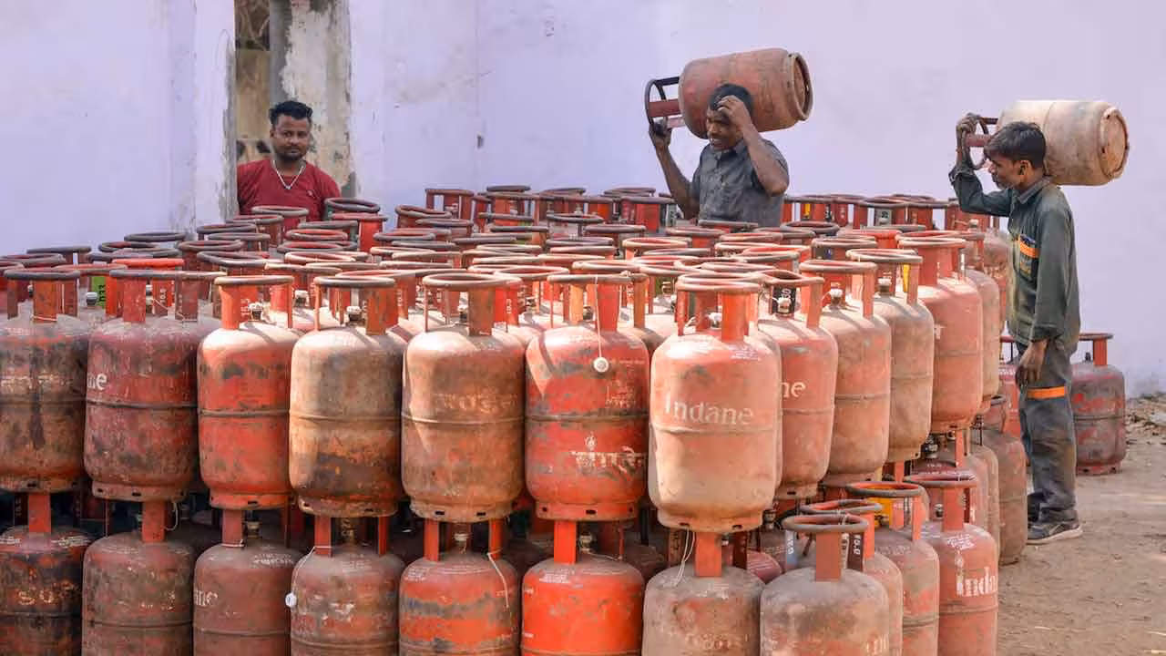 LPG Cylinders | మెట్రో నగరాల్లో హోటళ్లు, రెస్టారెంట్లకు కష్టకాలం.. వంట గ్యాస్ సిలిండర్ల కొరత..