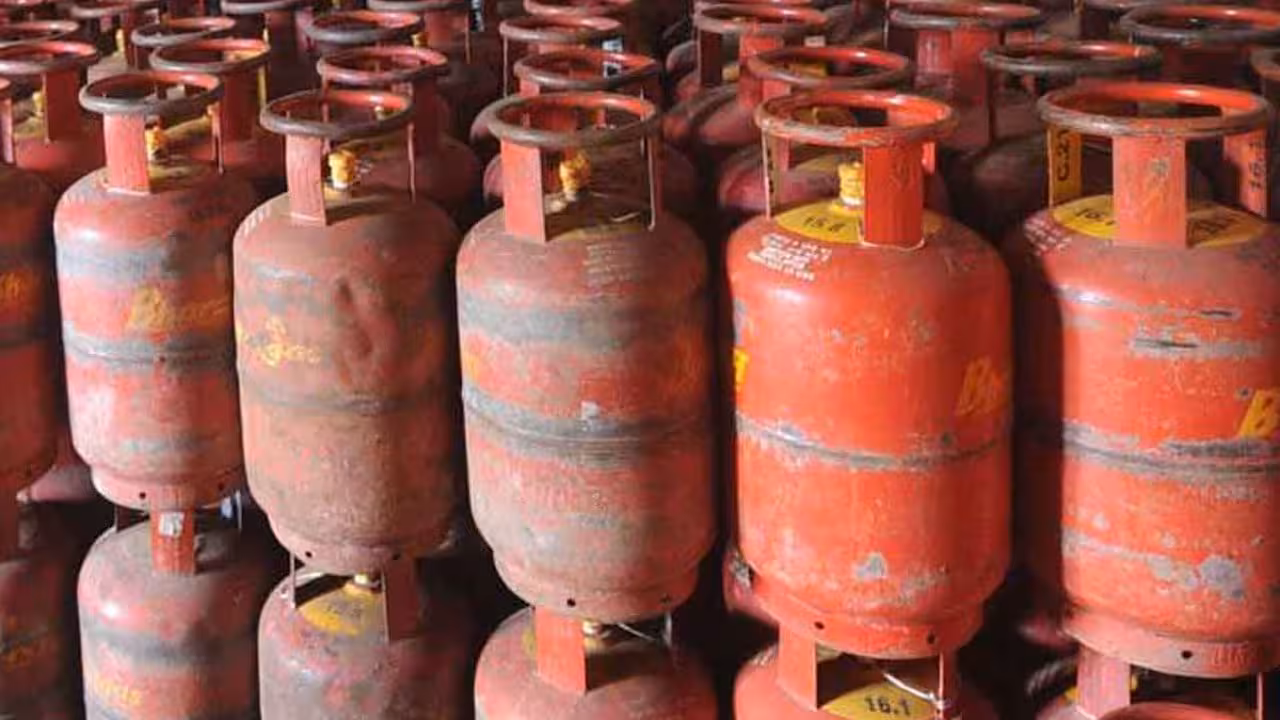 LPG Price Hike | యుద్ధం ఎఫెక్ట్!.. భారీగా పెరిగిన వంట గ్యాస్ ధరలు..