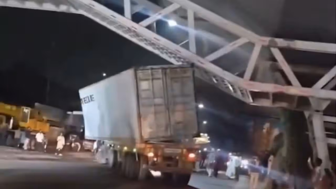 Skywalk | మెహిదీపట్నంలో తప్పిన ప్రమాదం.. ఫుట్ ఓవర్ బ్రిడ్జిని ఢీకొట్టిన కంటైనర్.. వీడియో