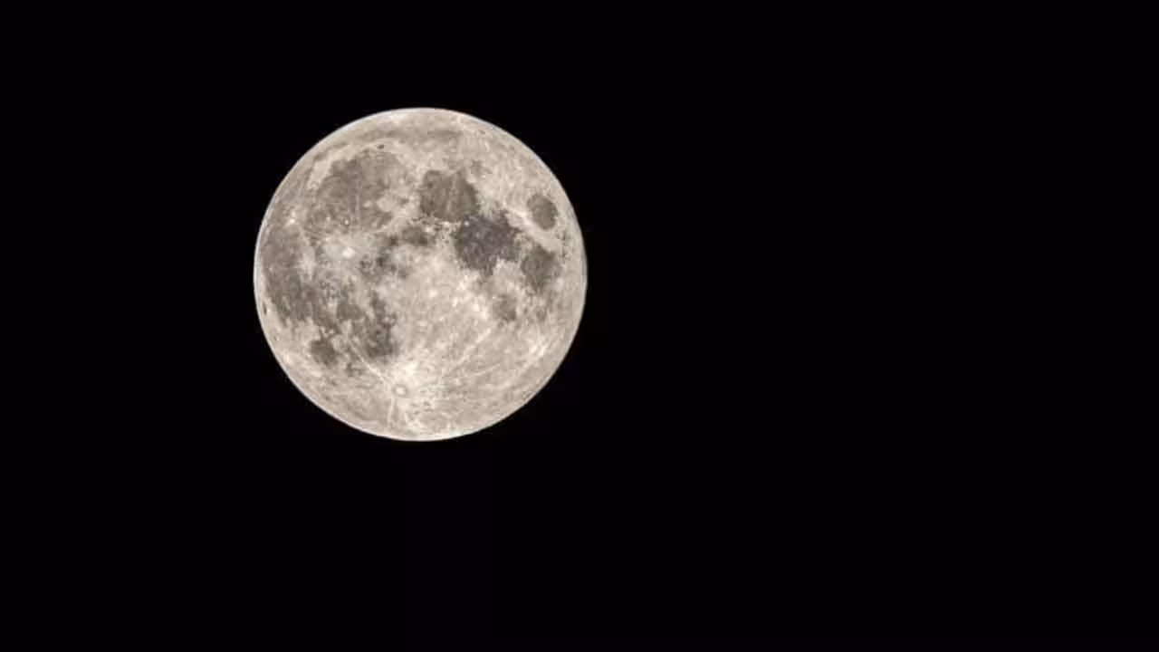 Moon | కుచించుకుపోతున్న చంద్రుడు.. ఉన్నట్లుండి మాయమైతే ఏం జరుగుతుంది..?