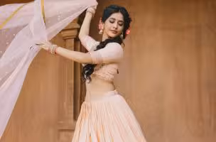 Nabha Natesh | రెట్రో లుక్ నభానటేష్ అందాల విందు