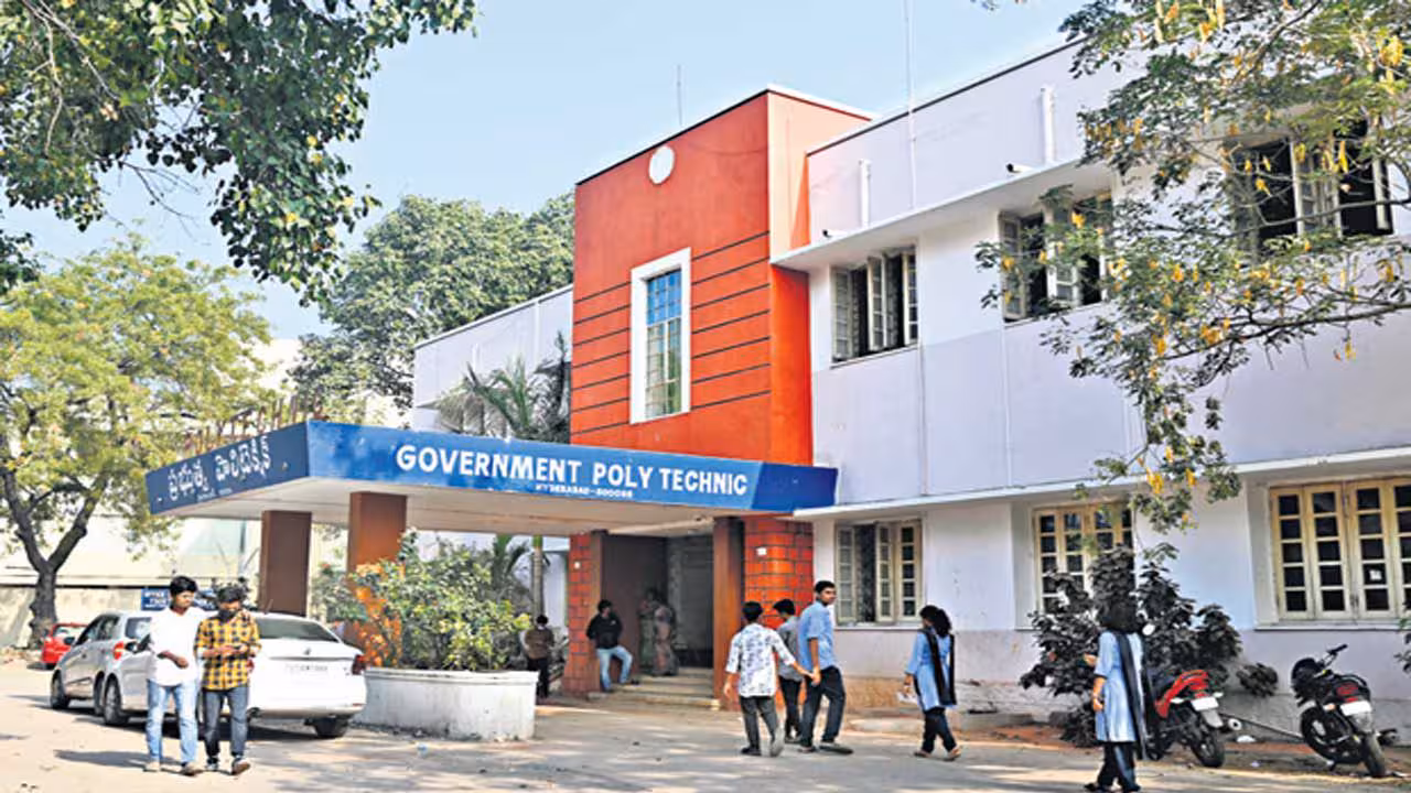 Telangana Budget | అడ్వాన్స్డ్ టెక్నాలజీ సెంటర్లుగా పాలిటెక్నిక్ కాలేజీలు.. ప్రతి నెల రూ. 2 వేలు స్కాలర్షిప్