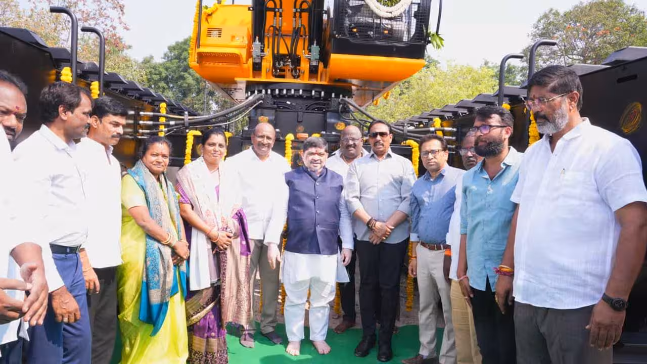 HMDA | సరస్సుల పునరుద్ధరణ.. రంగంలోకి అంబిఫిబియస్ ఎక్స్కవేటర్
