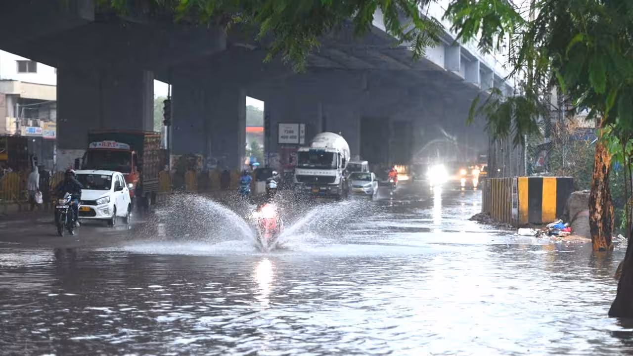 Hyderabad | హైదరాబాద్లో అర్ధరాత్రి భారీ వర్షం.. చల్లబడిన వాతావరణం