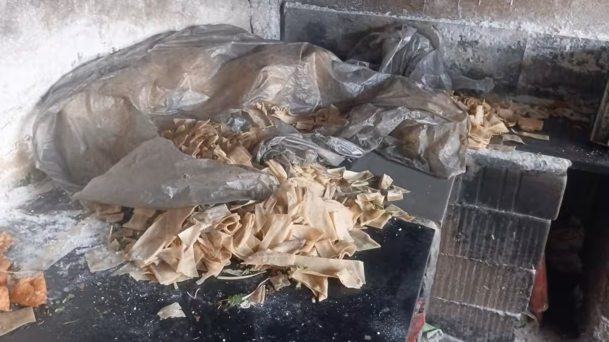 Jiyaguda | జియాగూడలో కల్తీ దందా.. కుళ్లిన సమోసాలు, పఫ్స్ తయారీ