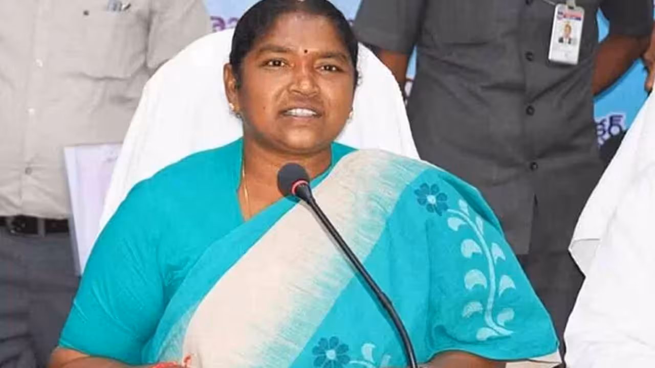 Seethakka | రాహుల్ గాంధీని తిడితే పెద్ద లీడర్ అవుతానని కేటీఆర్ అనుకుంటున్నారు.. మంత్రి సీతక్క