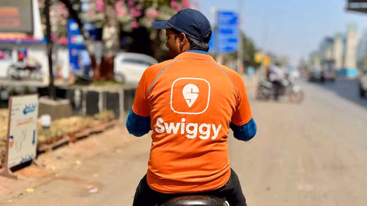 Swiggy | వినియోగదారులకు షాకిచ్చిన స్విగ్గీ.. ప్లాట్ఫాం ఫీజు పెంపు..
