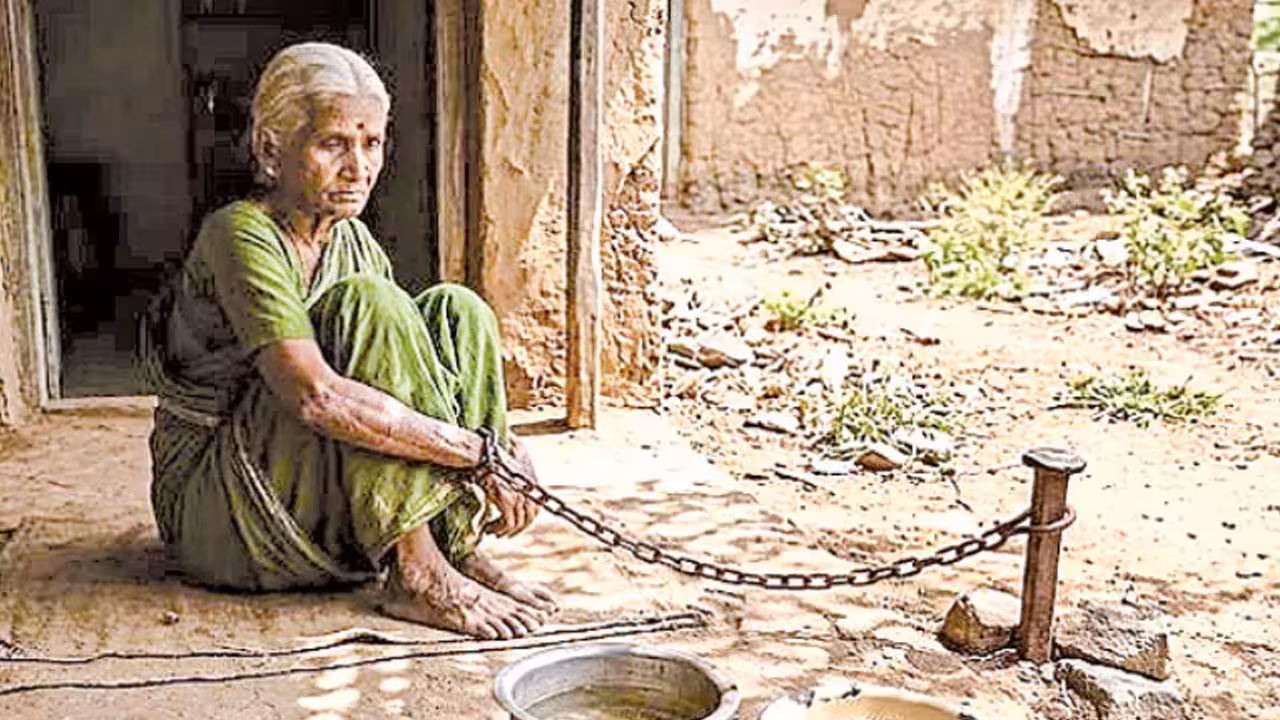 Mother | 5 నెలలుగా.. కన్నతల్లిని గొలుసుతో బంధించిన కుమారుడు