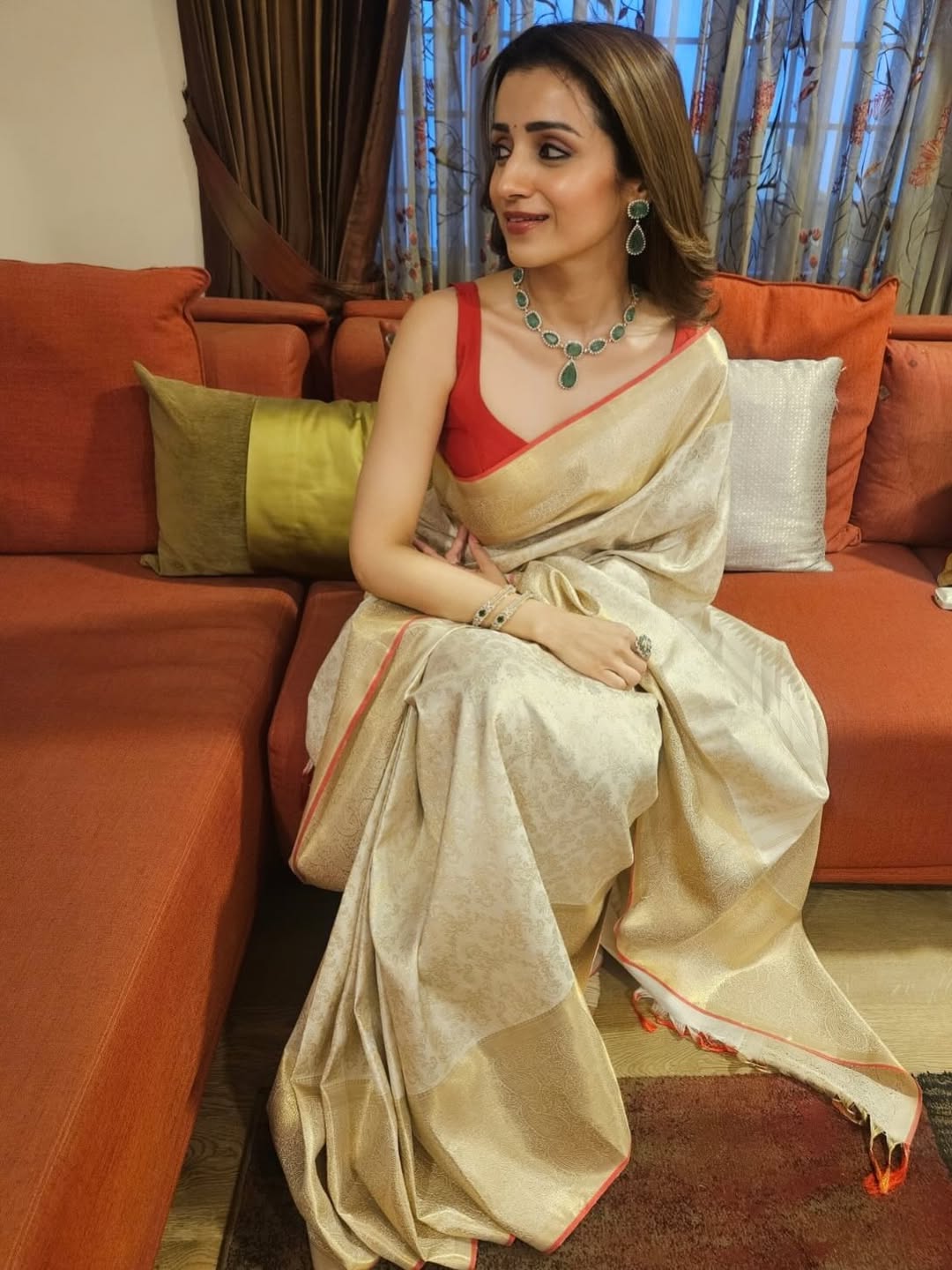 చీరకట్టులో మెరిసిపోతున్న ఫొటోలను షేర్ చేసింది.