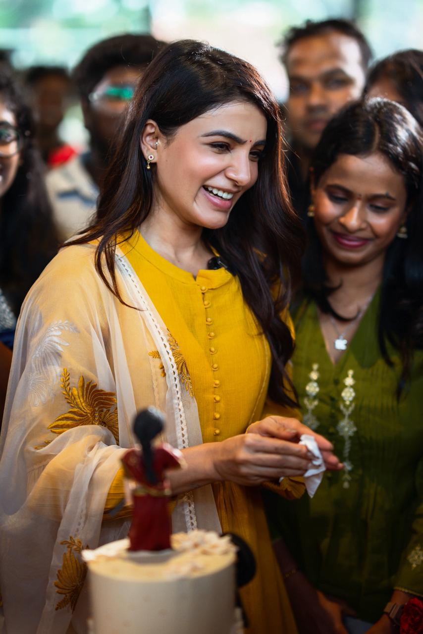 Samantha Birthday Photos | సమంత బర్త్డే సెలబ్రేషన్స్ …ఫ్యాన్స్తో కలిసి కేక్ కట్ చేసిన సామ్ - Image 1