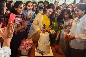 Samantha Birthday Photos | సమంత బర్త్డే సెలబ్రేషన్స్ …ఫ్యాన్స్తో కలిసి కేక్ కట్ చేసిన సామ్