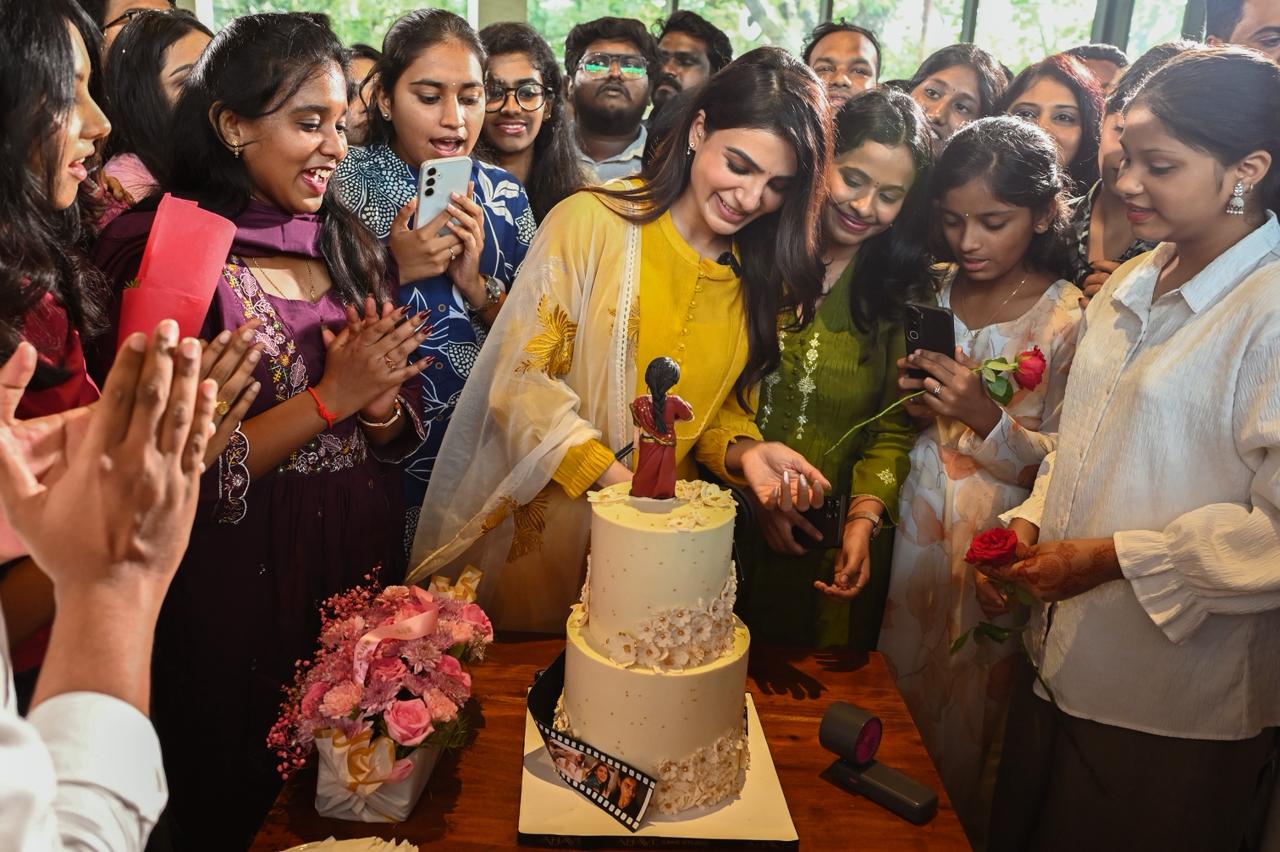 Samantha Birthday Photos | సమంత బర్త్డే సెలబ్రేషన్స్ …ఫ్యాన్స్తో కలిసి కేక్ కట్ చేసిన సామ్ - Image 2