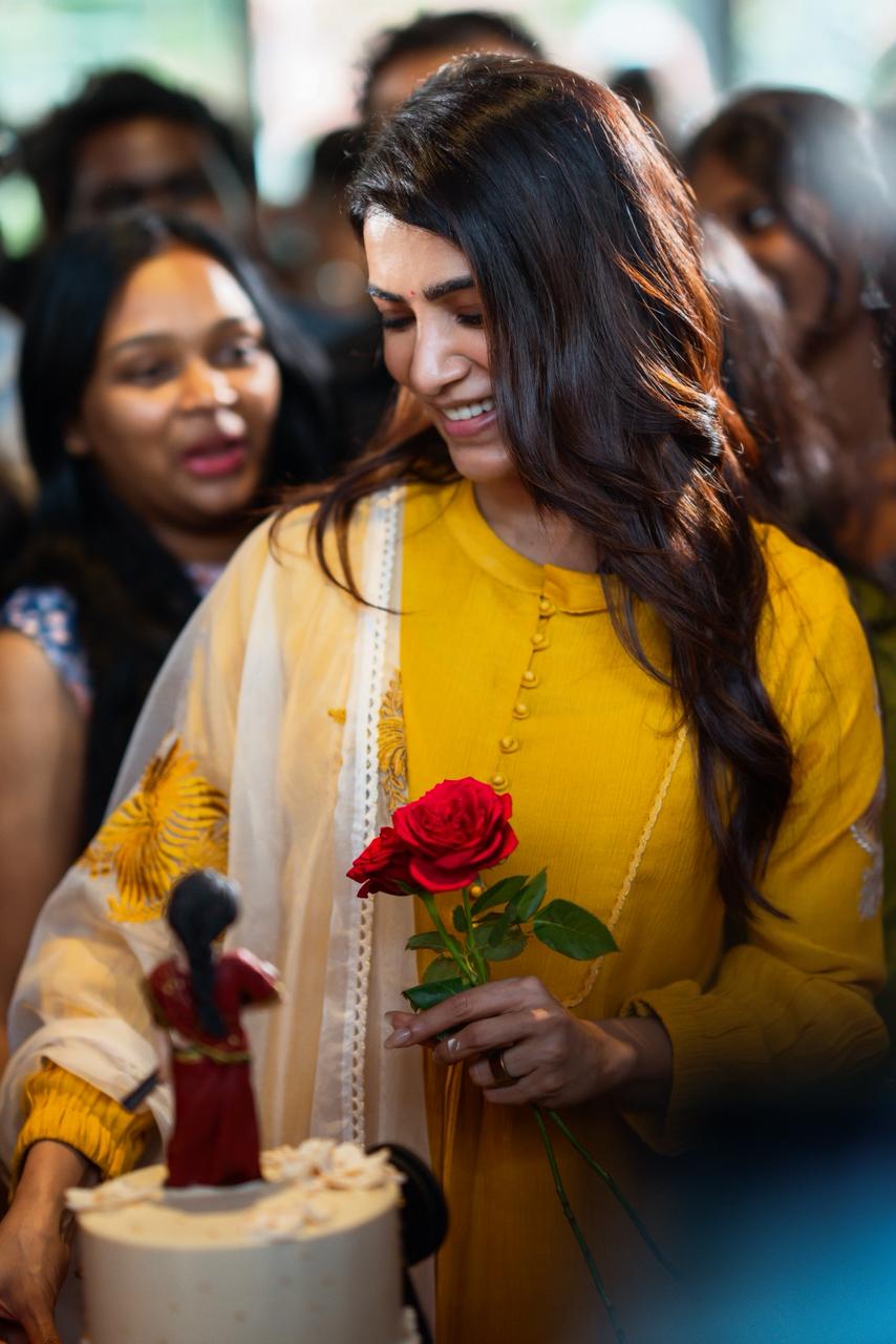 Samantha Birthday Photos | సమంత బర్త్డే సెలబ్రేషన్స్ …ఫ్యాన్స్తో కలిసి కేక్ కట్ చేసిన సామ్ - Image 4