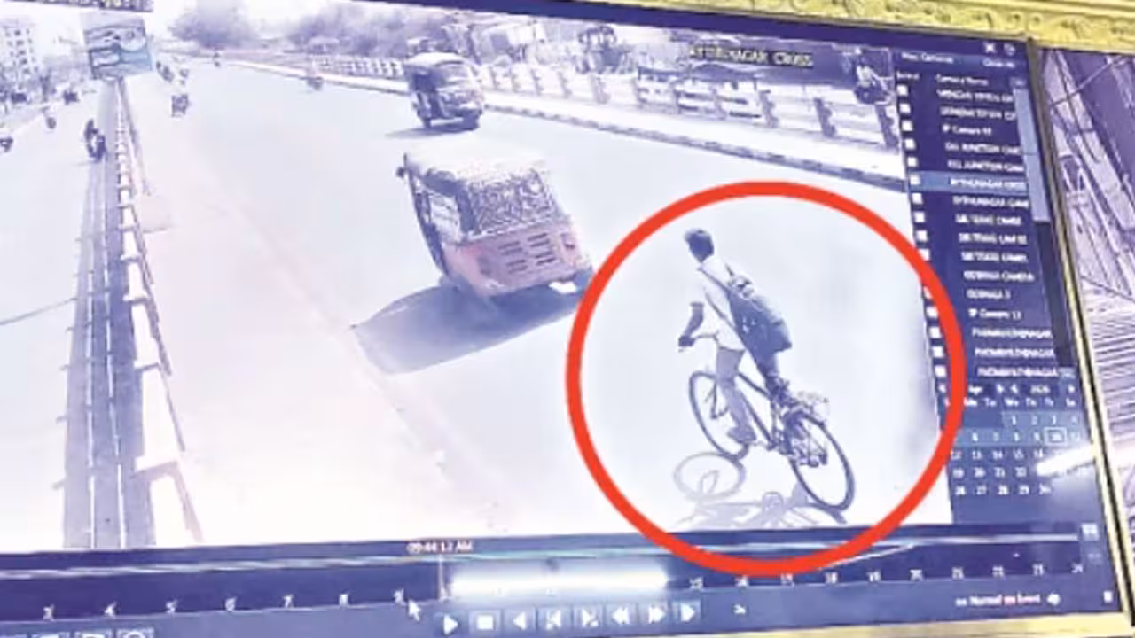 Bicycle | రాత్రంతా తొక్కుతూనే.. తండ్రిపై కోపంతో 100 కి.మీ. సైకిల్పై వెళ్లిన బాలుడు