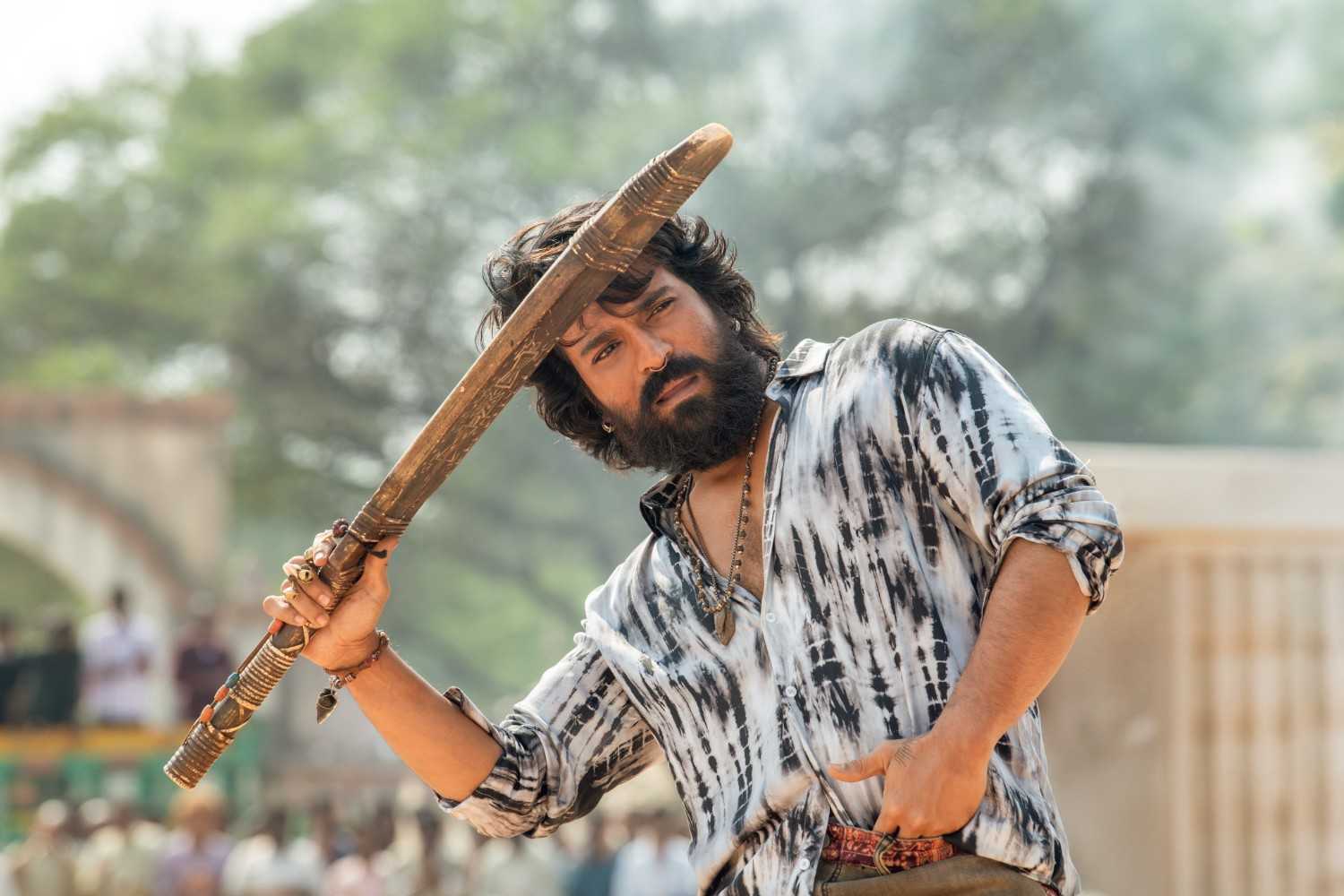 తాజాగా పెద్ది మూవీ విడుదల తేదీ ఫైనల్ అయినట్లు సమాచారం. జూన్ 25న రామ్చరణ్ మూవీ థియేటర్లలో సందడి చేయబోతున్నట్లు టాక్ వినిపిస్తోంది.