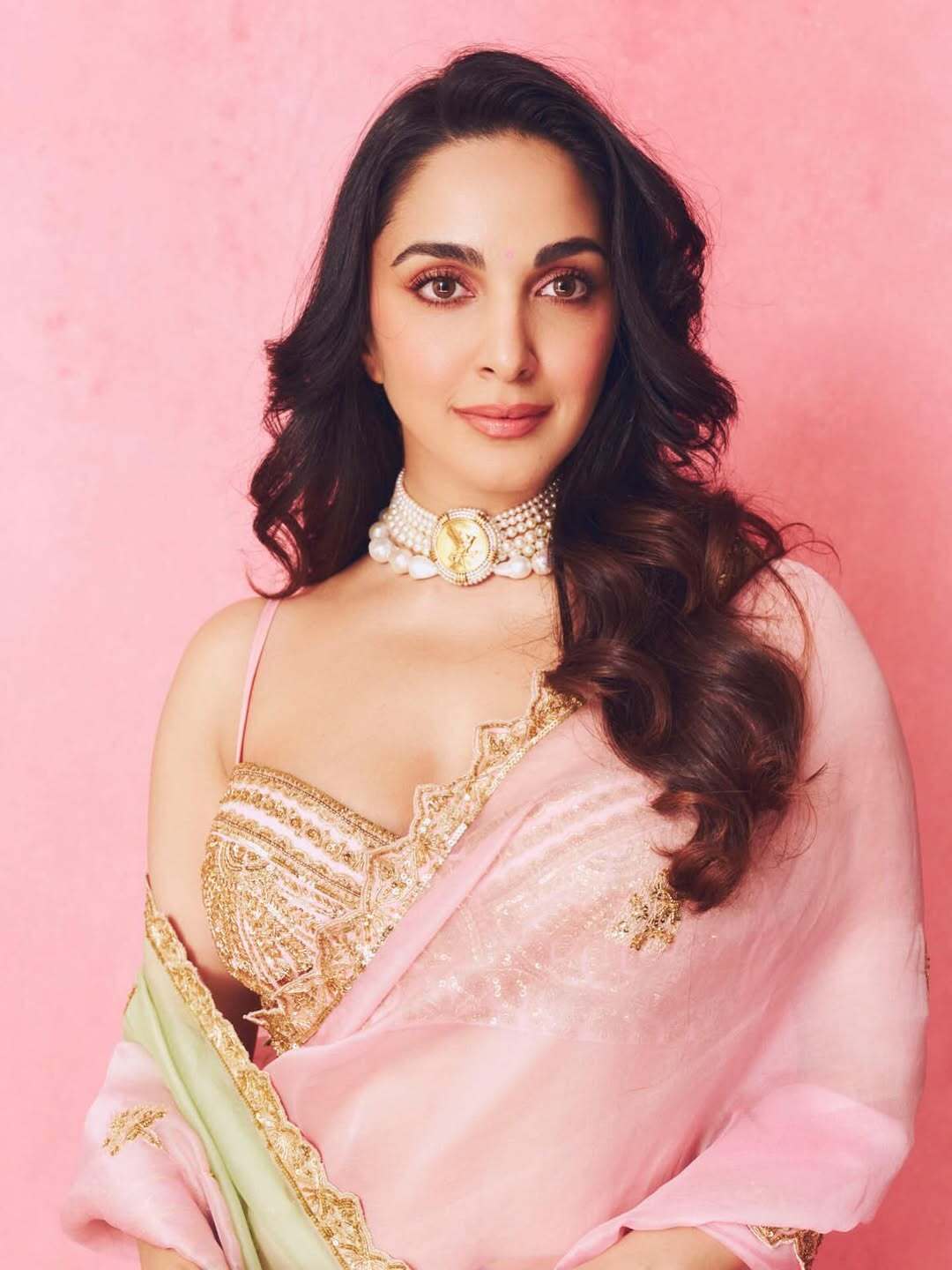 చేతిలో మినీ బ్యాగ్ పట్టుకొని ఈ వేడుకలో కియారా కనిపించింది. హెర్మేస్ మినీ కెల్లీకి బ్రాండ్కు చెందిన ఈ బ్యాక్ కాస్ట్ 22 లక్షల వరకు ఉంటుందని అంటున్నారు.
