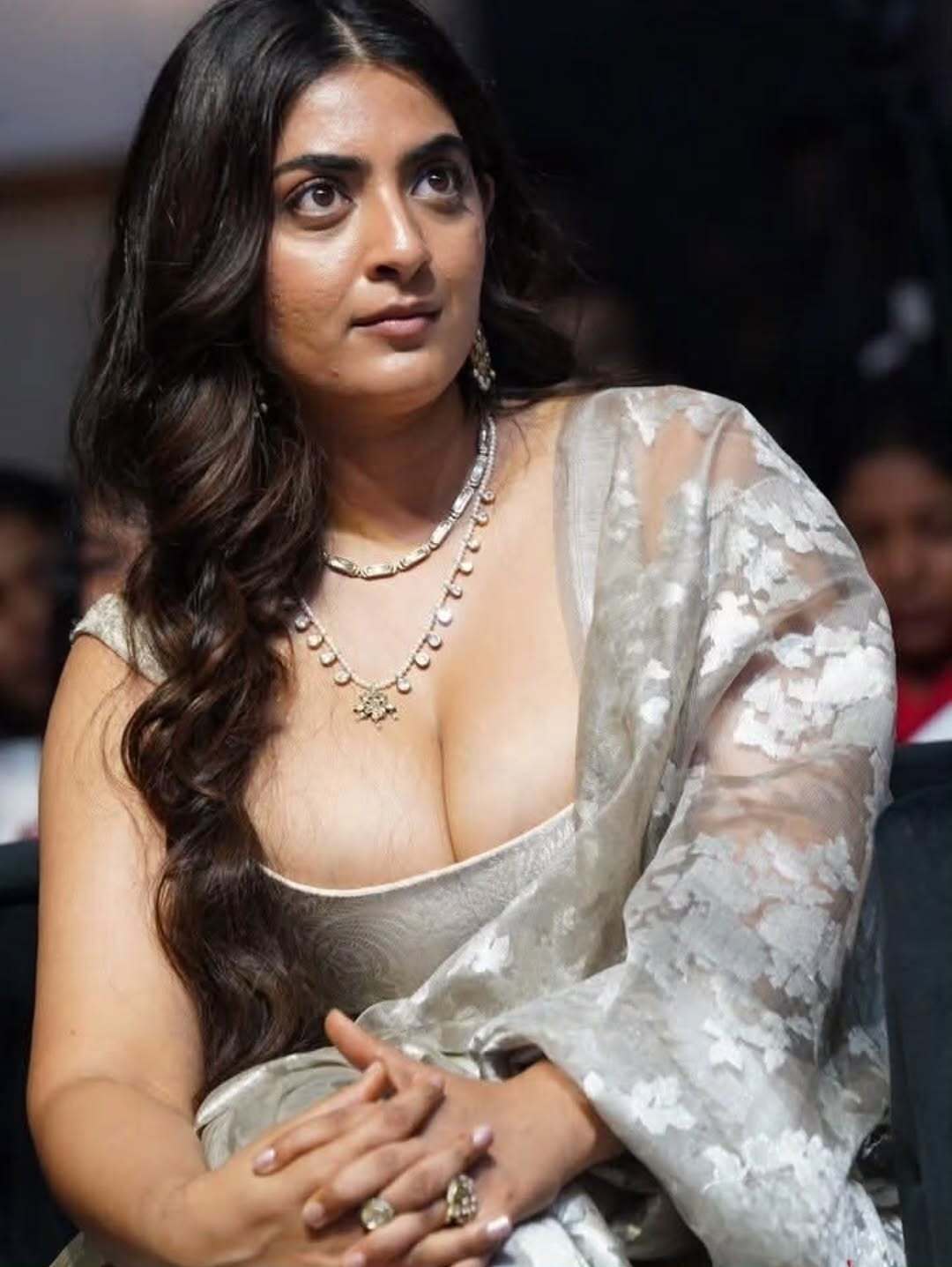డెకాయిట్ ట్రైలర్ లాంఛ్ ఈవెంట్కు బాలీవుడ్ నటి జైన్ మేరీ ఖాన్ స్పెషల్ అట్రాక్షన్గా నిలిచింది.