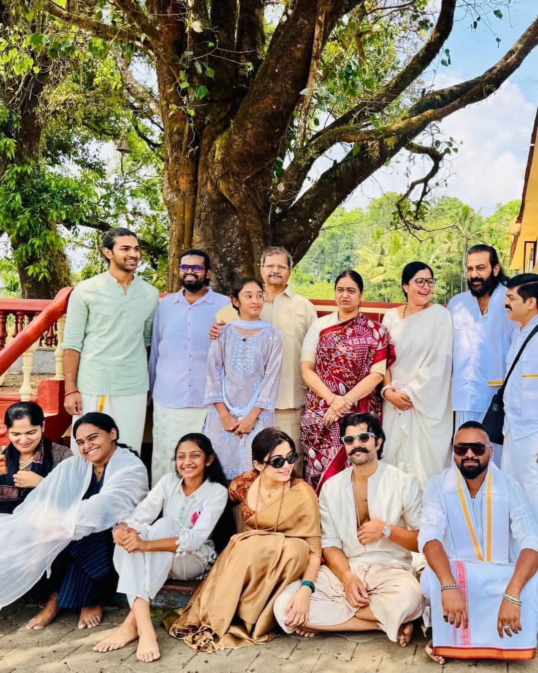 గత రెండేళ్లుగా ప్రేమలో ఉన్న విజయ్, రష్మిక ఈ ఏడాది ఫిబ్రవరిలో మూడుముళ్ల బంధంతో ఒక్కటయ్యారు.