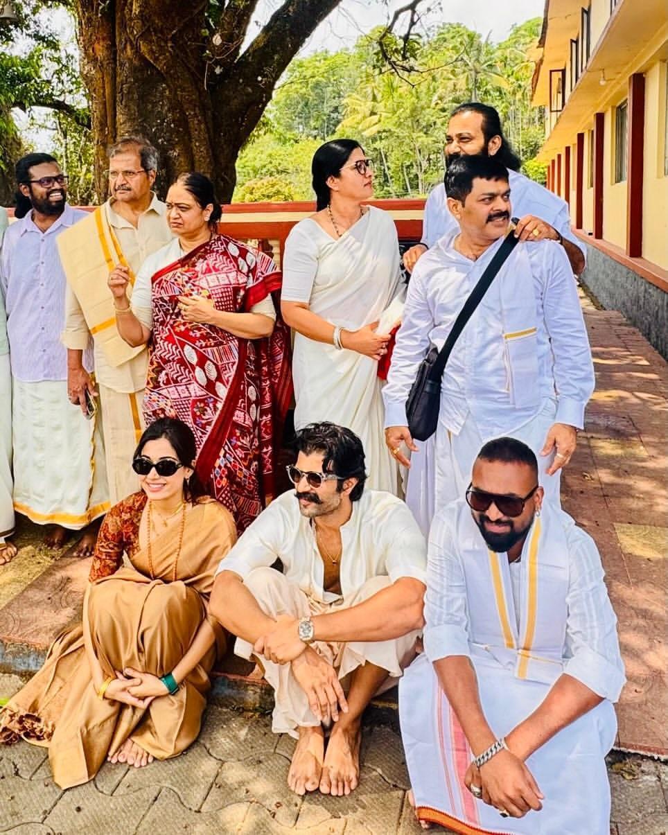 రష్మిక బర్త్డే సెలబ్రేషన్స్ సింపుల్గానే జరిగాయి. ఈ వేడుకల్లో విజయ్తో పాటు రష్మిక ఫ్యామిలీ మెంబర్స్ పాల్గొన్నారు.