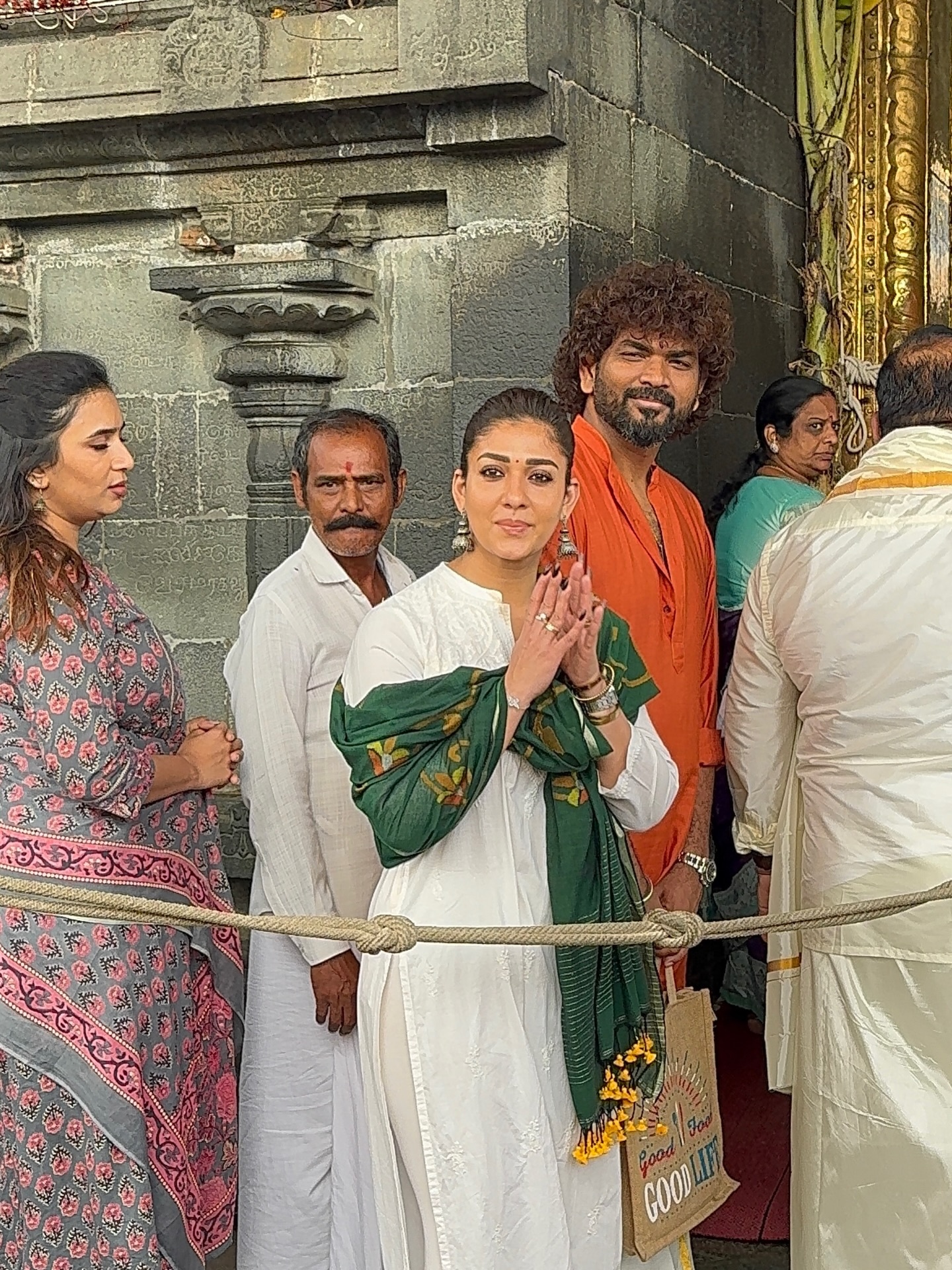 కొత్త సినిమా రిలీజ్ సందర్భంగా నయన్, విఘ్నేష్ తిరుమలను దర్శించుకున్నారు.