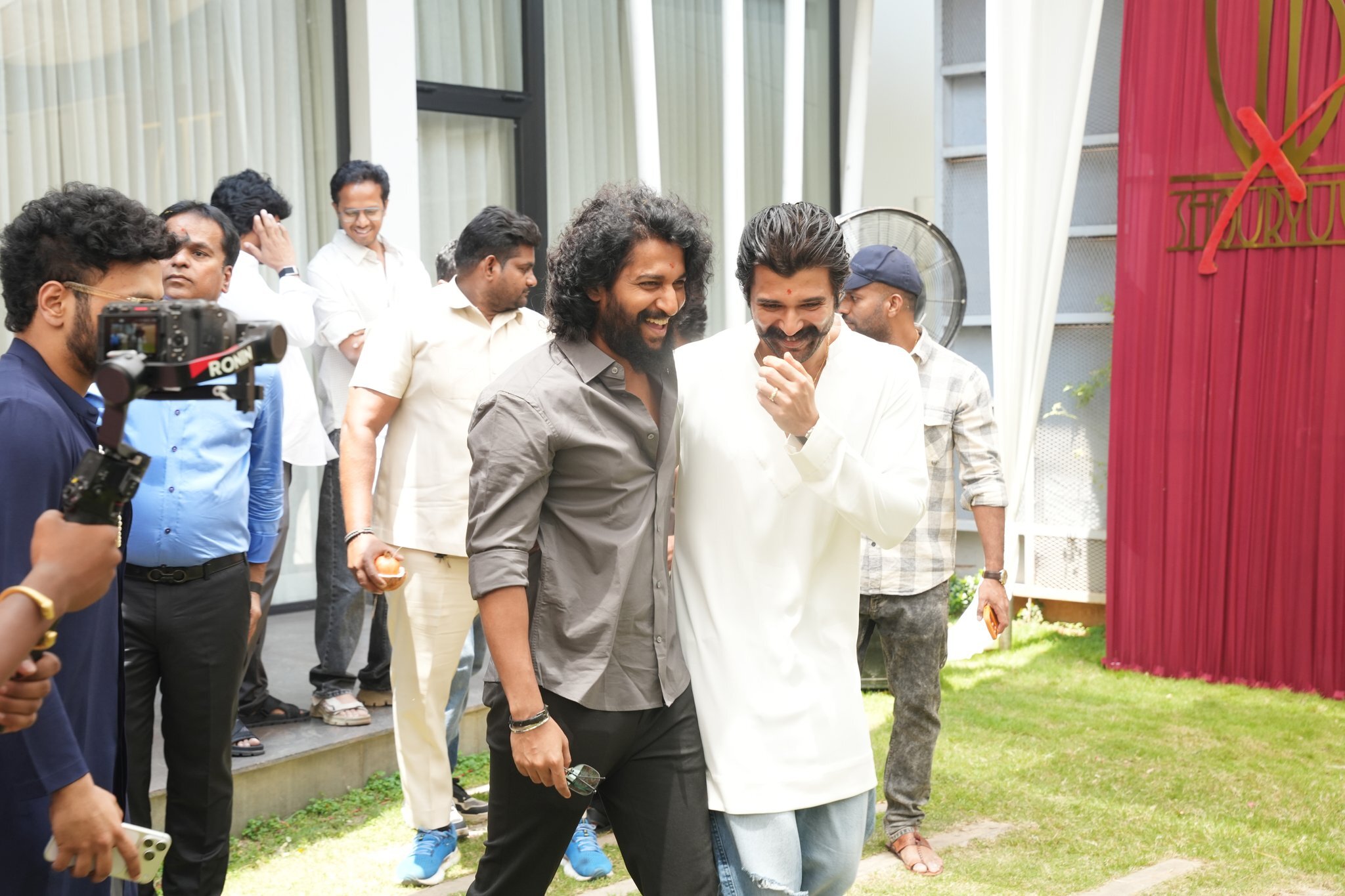 తొలుత ఈ కథను యంగ్ టైగర్ ఎన్టీఆర్కు శౌర్యువ్ వినిపించినట్లు టాక్ వినిపిస్తోంది. అతడు రిజెక్ట్ చేయడంతోనే విజయ్తో సినిమా చేస్తోన్నట్లు వార్తలొస్తున్నాయి.
