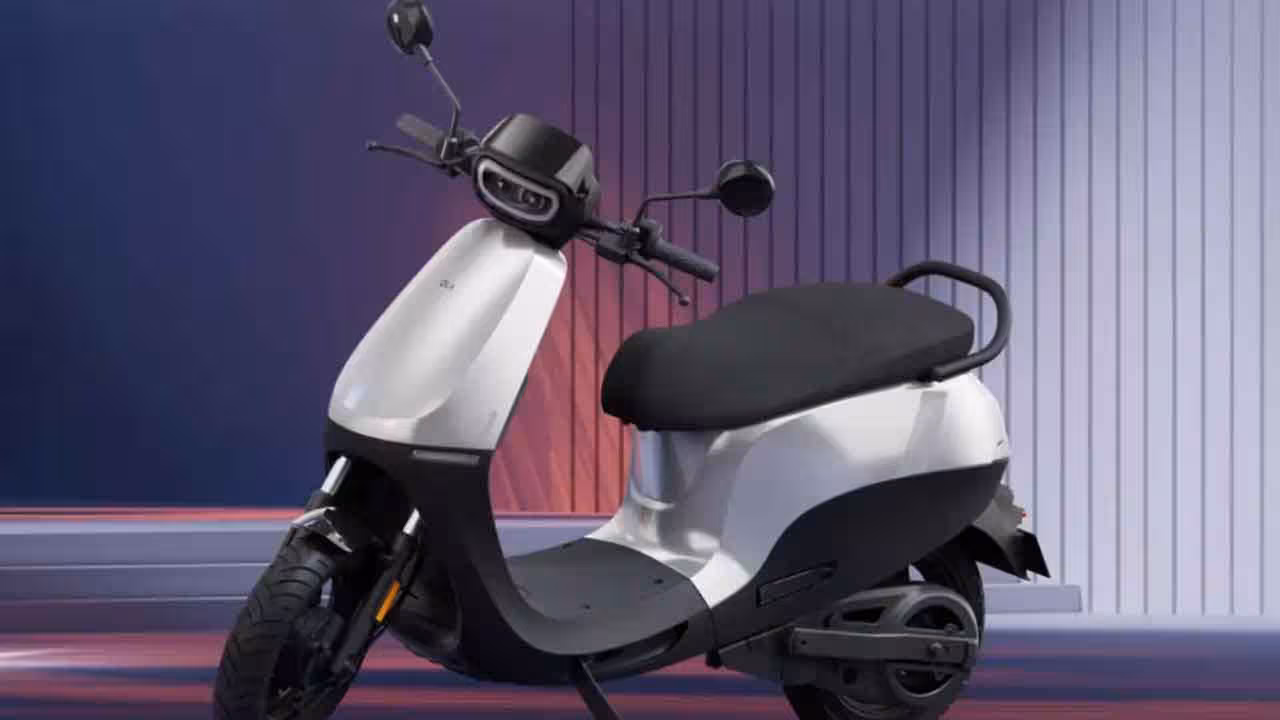 Ola S1 X Plus 5.2 kWh | ఒక్కసారి చార్జ్ చేస్తే 320 కిలోమీటర్లు వెళ్లొచ్చు.. ఓలా కొత్త ఎలక్ట్రిక్ స్కూటర్ విడుదల..