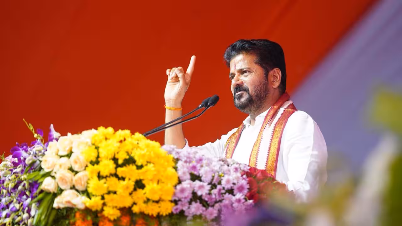 CM Revanth Reddy | జూన్ 2లోగా ఎయిర్పోర్ట్కు శంకుస్థాపన.. చిలుకపచ్చ రంగులో ఆడబిడ్డలకు ఇందిరమ్మ చీరెలు : సీఎం రేవంత్