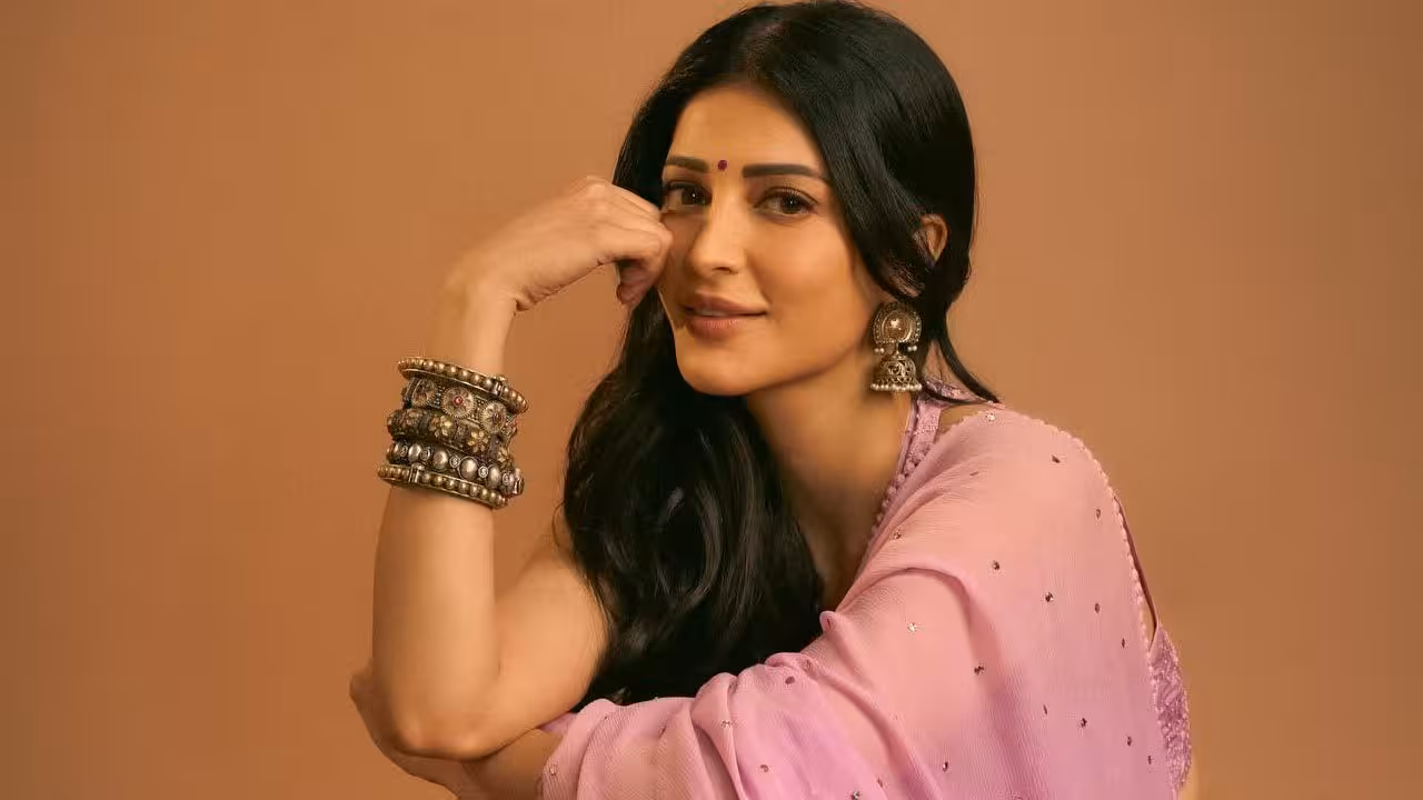 Shruti Haasan | ఫొటో ఫ్రేమ్ గిఫ్ట్గా ఇచ్చిన అభిమాని.. ఉబ్బితబ్బిబైన శృతి హాసన్..!
