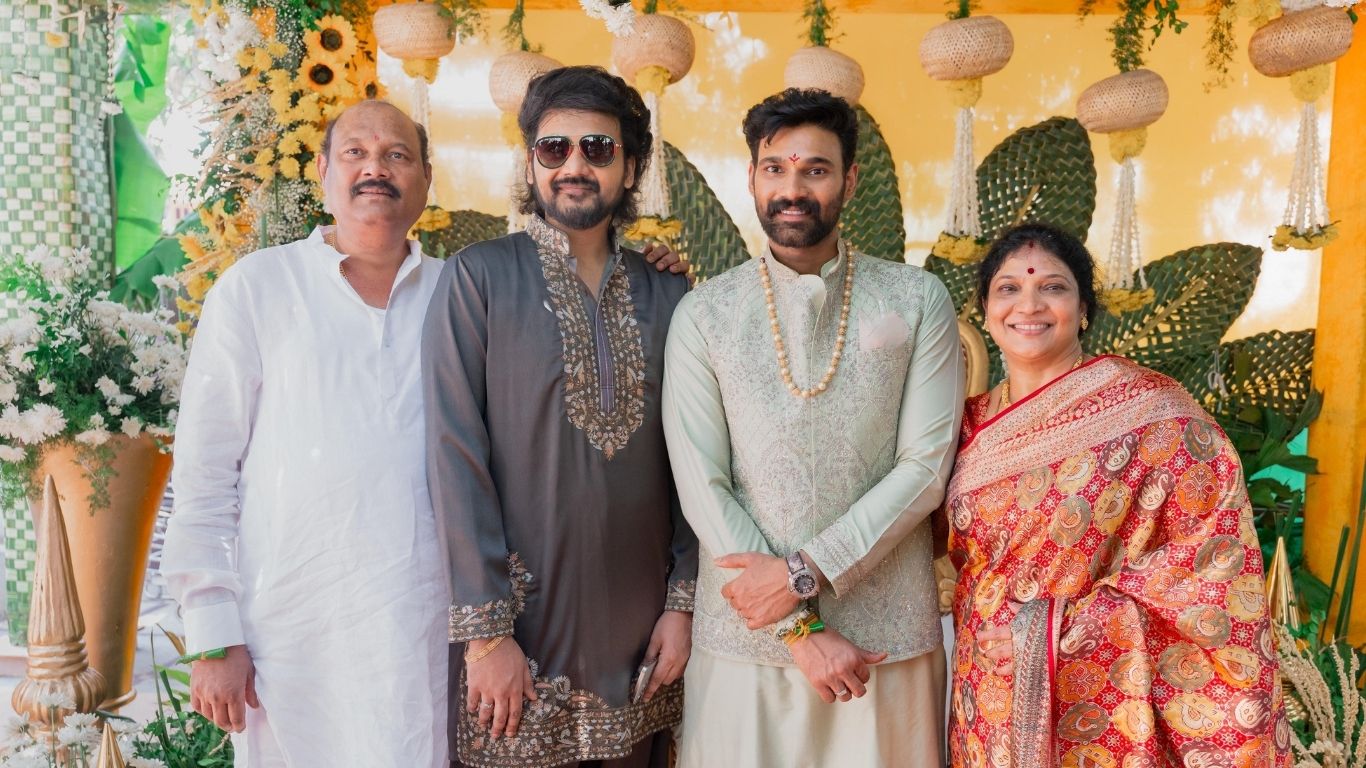 బెల్లంకొండ శ్రీనివాస్ పెళ్లి వేడుకలు మొదలయ్యాయి. ఈ ఫొటోలు సోషల్ మీడియాలో వైరల్ అవుతోన్నాయి.