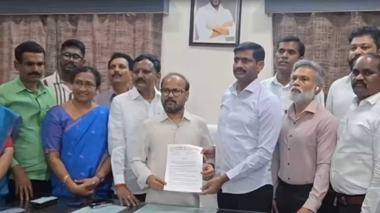 PRC, Pending bills | జూన్ 2 నాటికి పీఆర్సీ అమలు చేయాలి: జేఏసీ చైర్మన్ లచ్చిరెడ్డి, వొడ్నాల రాజశేఖర్