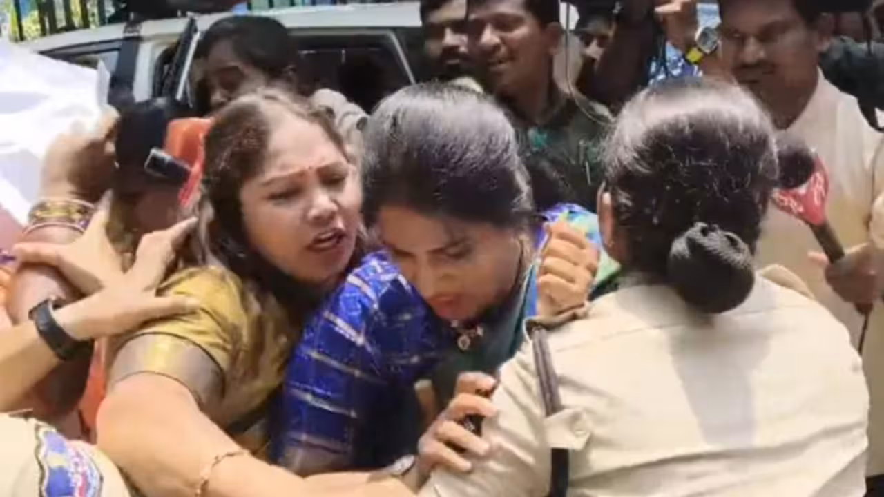 BJP Mahila Morcha | సీఎం ఇంటి ముట్టడి ఉద్రిక్తం.. బీజేపీ మహిళా మోర్చా నేతల అడ్డగింత