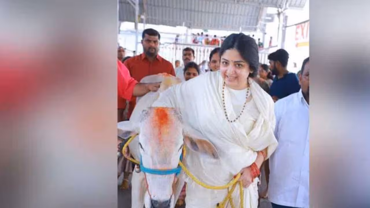 Poonam Kaur | వేములవాడలో టాలీవుడ్ హీరోయిన్ ప్రత్యేక పూజలు