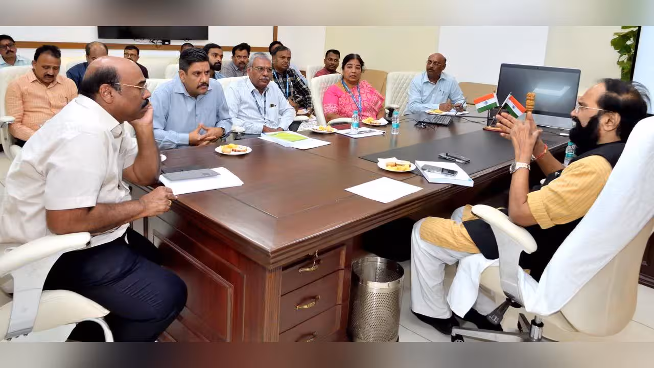 Uttam Kumar Reddy | ధాన్యం కొనుగోళ్లను వేగవంతం చేయాలి.. అధికారులకు మంత్రి ఉత్తమ్ ఆదేశాలు..