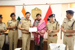 CP Sajjanar | శభాష్ ఫిరోజ్.. బాలికను రక్షించిన యువకుడికి సీపీ ప్రశంస
