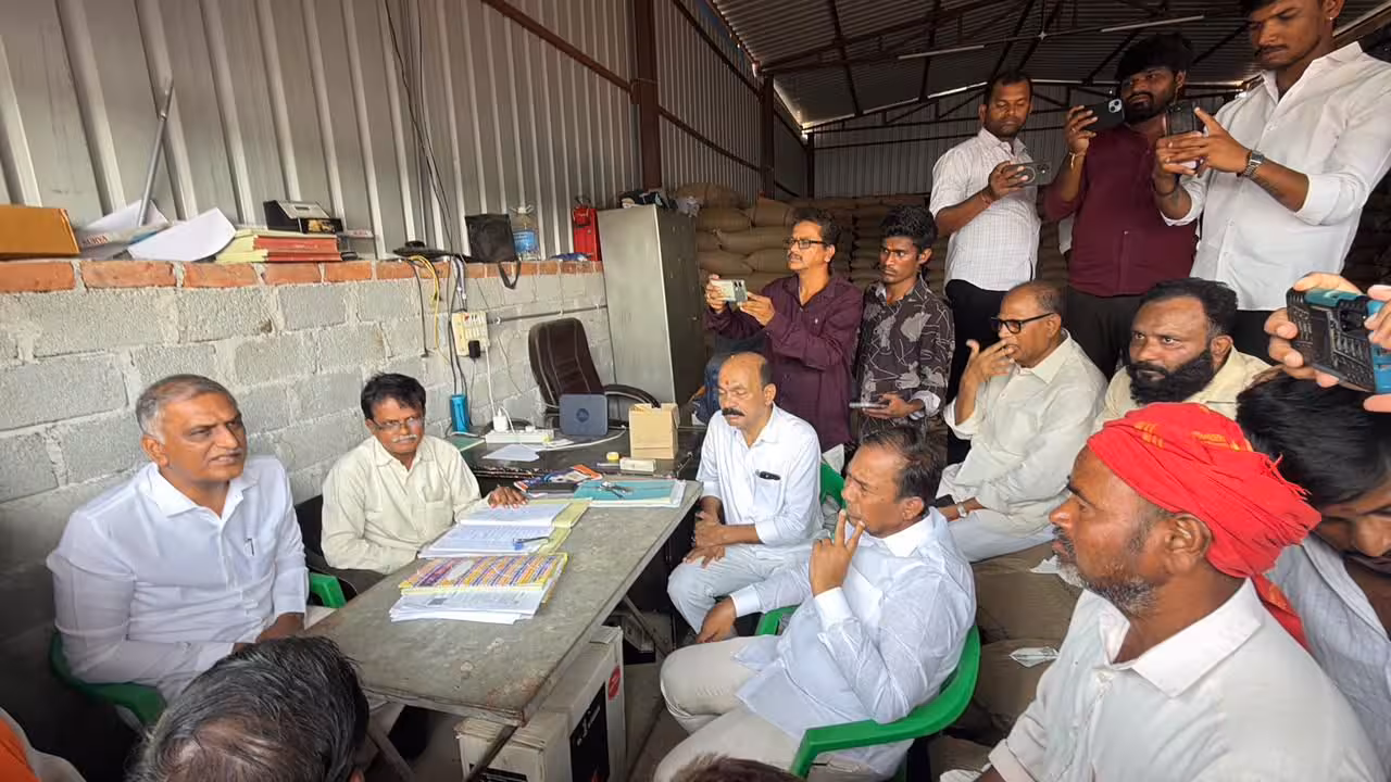 Harish Rao | రైతుల కష్టాలు గాలికొదిలి గాలిమోటార్లలో సీఎం చెక్కర్లా?: హరీశ్రావు