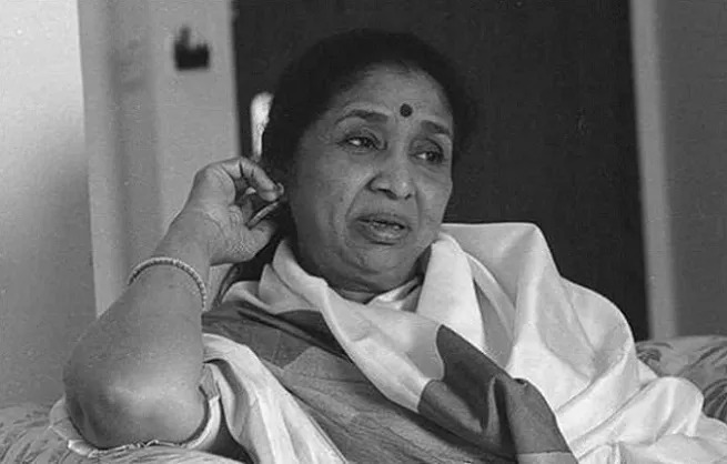 గ్రామీ అవార్డుకు నామినేట్ తొలి ఇండియన్ సింగర్గా ఆశా భోస్లే నిలిచారు. 1997లో...ఆ తర్వాత 2006లో రెండు సార్లు గ్రామీ అవార్డు నామినేషన్స్లో ఆశా భోస్లే నిలిచారు.