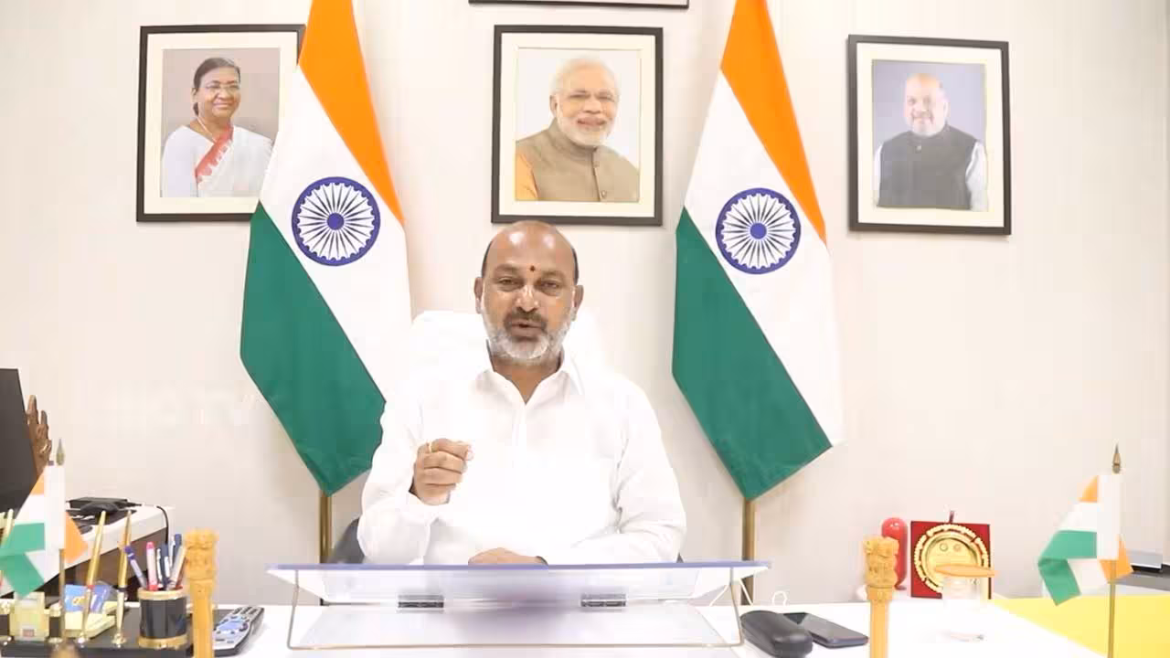Bandi Sanjay | దక్షిణాది ప్రజల్లో సీఎం రేవంత్ విద్వేషం రగిలిస్తున్నాడు : బండి సంజయ్