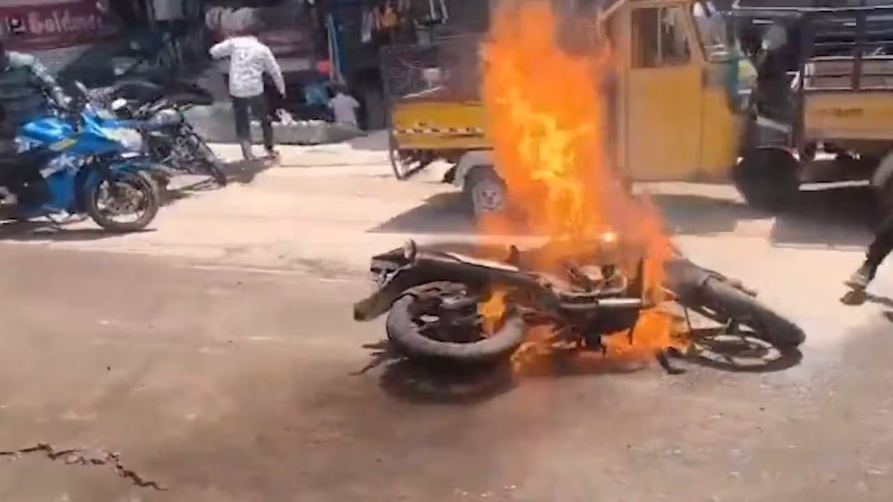 Hyderabad | హైదరాబాద్లో ఘోరం.. నడిరోడ్డుపై బైక్ దగ్ధం