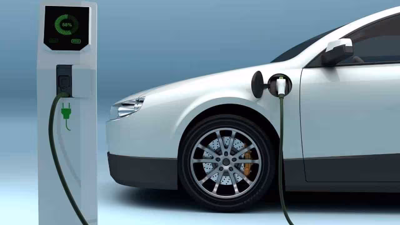 Delhi New EV Policy | ఢిల్లీలో ఇక పెట్రోల్ టూవీలర్లు, త్రీవీలర్లపై నిషేధం.. ఈవీలపై 100 శాతం పన్ను మినహాయింపు..