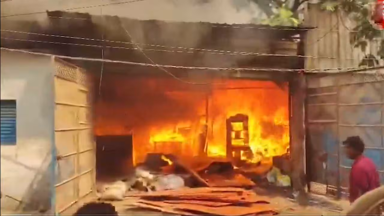 Hyderabad | హైదరాబాద్లో భారీ అగ్నిప్రమాదం.. సోఫా కంపెనీ దగ్ధం