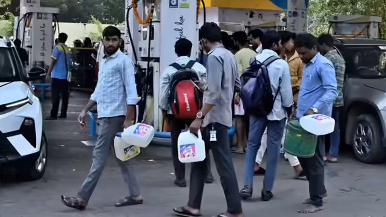 Fuel Panic | పెట్రోల్, డీజిల్ సరఫరా 126శాతం పెంచినా.. బంకుల వద్ద తగ్గని రద్దీ