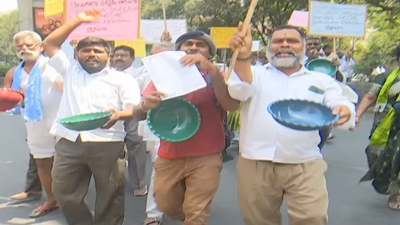 Gandhi Bhavan | తెలంగాణ ఉద్యమకారుల భిక్షాటన.. గాంధీ భవన్ వద్ద ఉద్రిక్తత