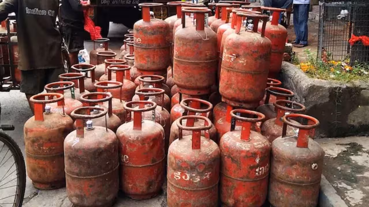 Gas Cylinder | ఉన్నది 60 సిలిండర్లు.. వచ్చిందేమో 200 మంది.. చివరికి పోలీసుల జోక్యంతో..