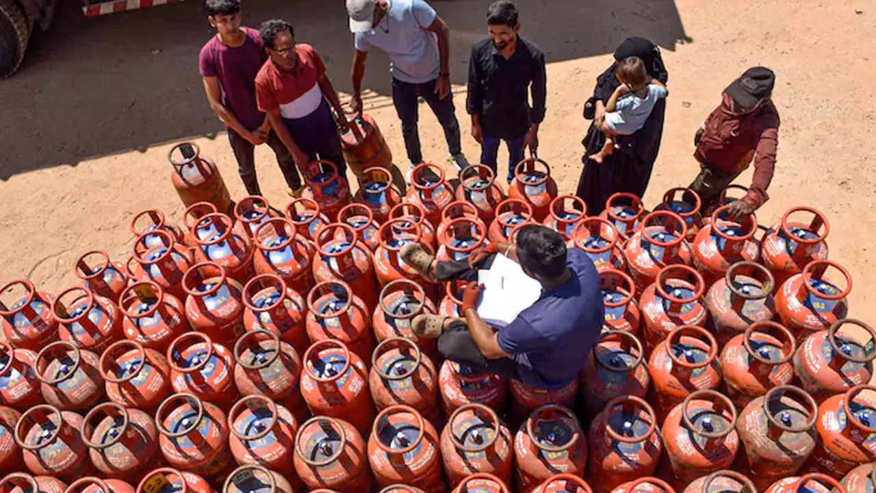 LPG Cylinder | క్యూలైన్లో 600 ఖాళీ సిండర్లు.. కోహిర్లో గ్యాస్ బండ కోసం కష్టాలు