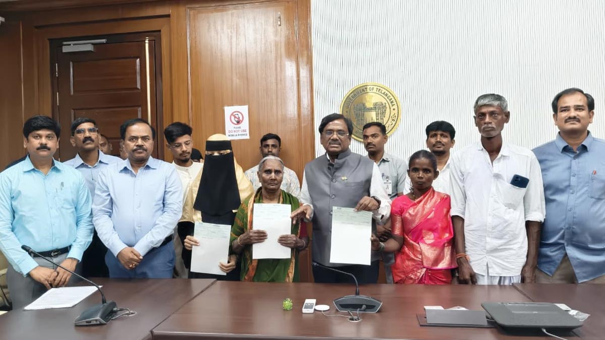 Telangana Govt Stands with Gig Workers Minister Vivek Hands Over Rs 5 Lakh Ex-Gratia to Deceased Workers Families
