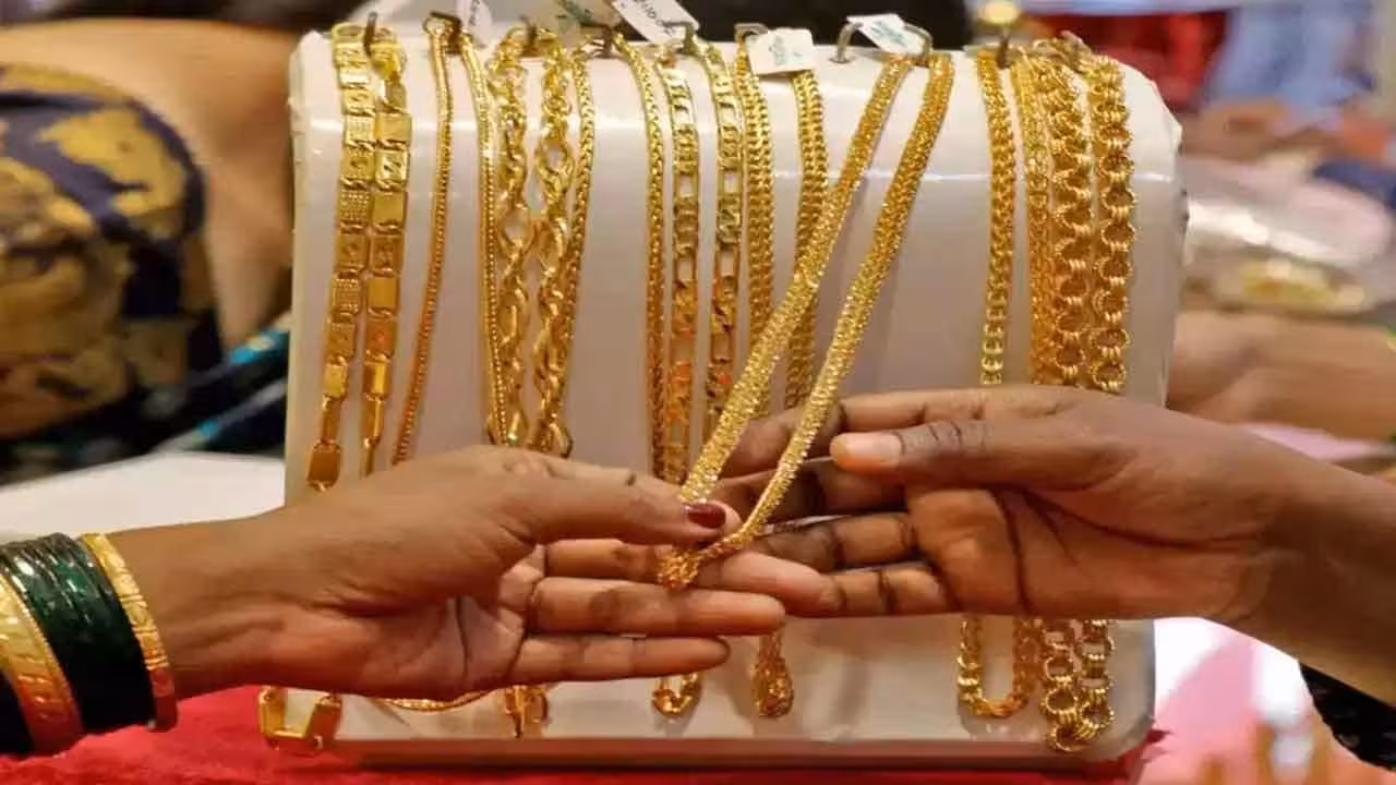 Gold And Silver Prices Today | స్వల్పంగా పెరిగిన బంగారం, వెండి ధరలు.. పెట్టుబడిదారుల దారెటు..?